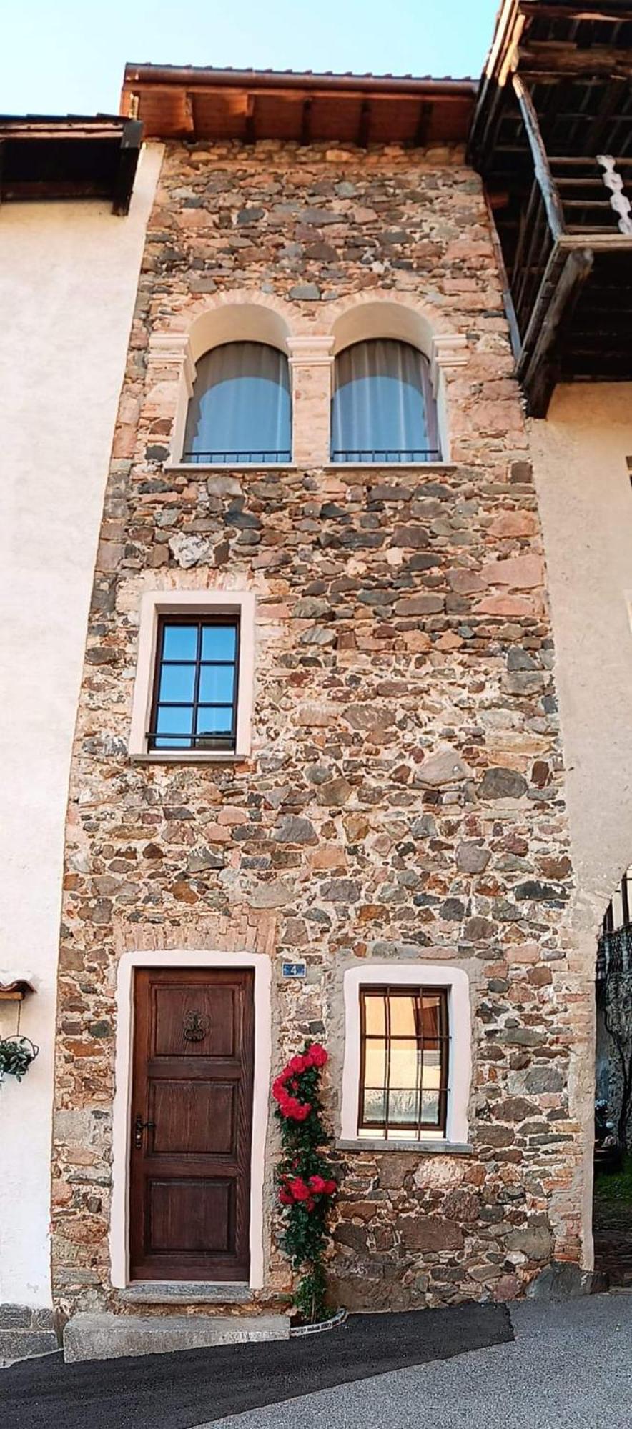Villa Antica Torre Del Castello Casa Ceresiana à Carabietta Extérieur photo